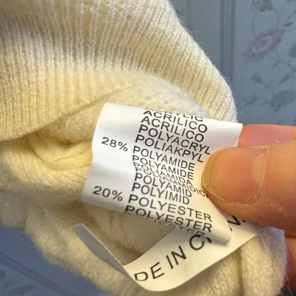 White chunky knit cardigan with buttons. Large flowy sleeves - Picture 9 of 9